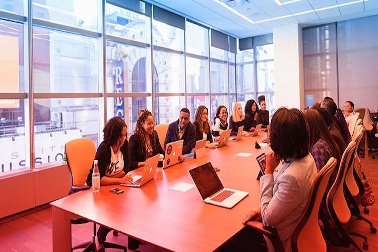 Riunione aziendale con grafici e documenti