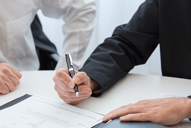 Firma di un contratto in contesto elegante