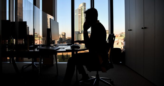 Persona isolata in ufficio che rappresenta la disconnessione organizzativa